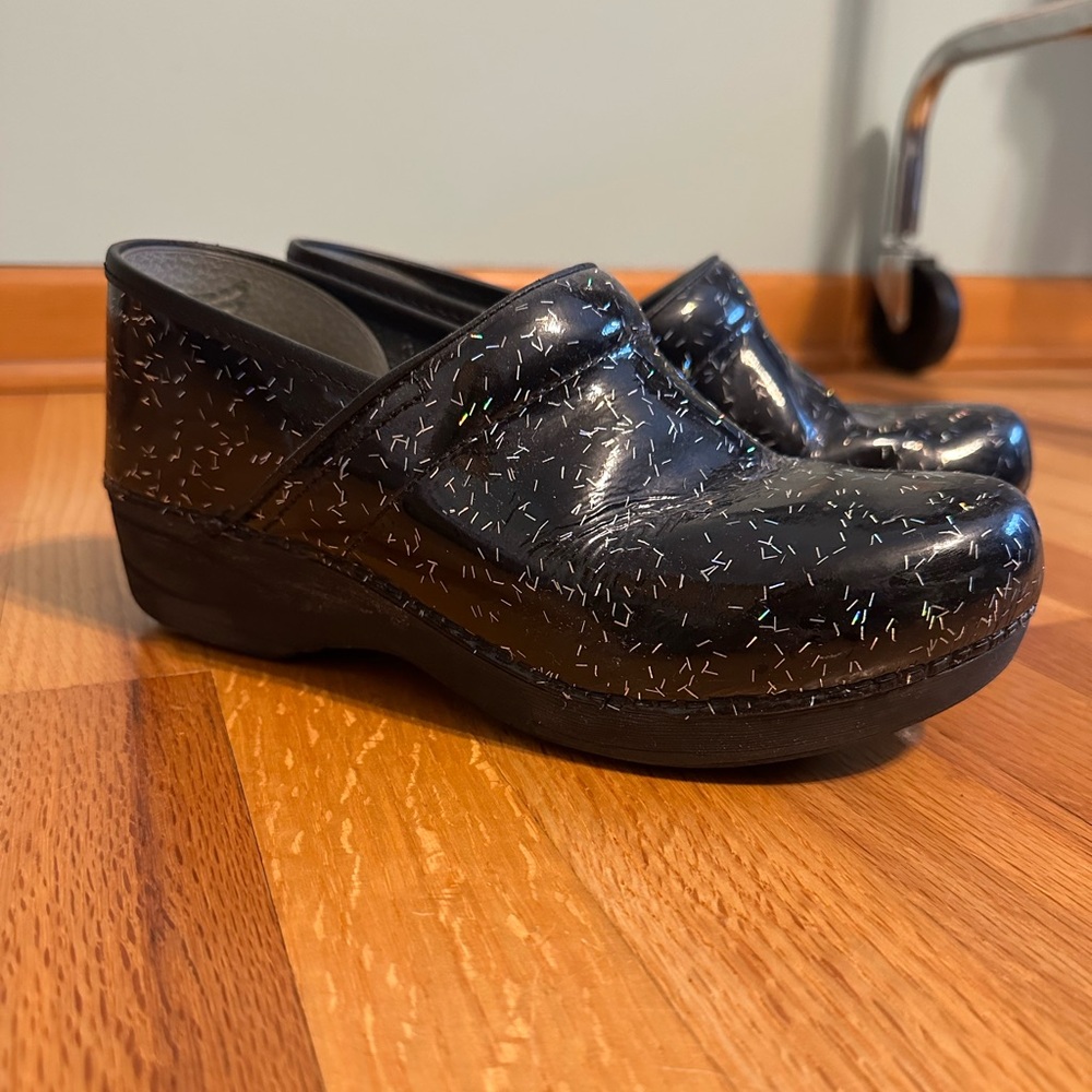 Dansko XP 2.0 black sparkle clogs size 9.5.